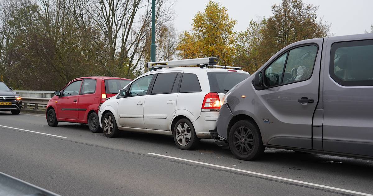 Vijf auto's botsen op viaduct in Bavel | Breda