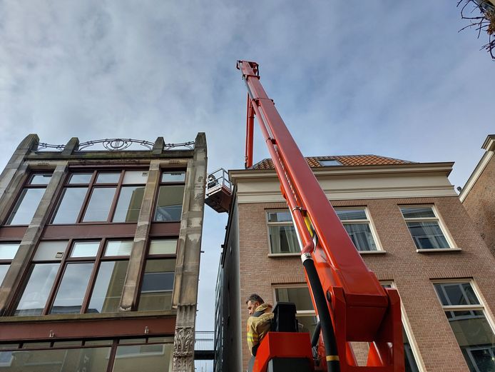De brandweer haalt gevaarlijk los liggende dakpannen weg in de Kortestraat in hartje Arnhem.