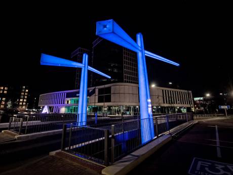 Brug of lichtobject? De Egbert Gorterbrug in Almelo is het allebei