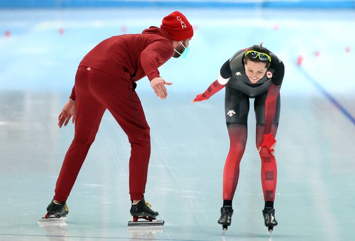 Remmelt Eldering vangt Isabelle Weidemann op.