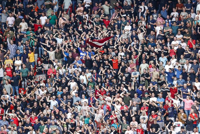 De fans van FC Twente tijdens de wedstrijd tegen Ajax.