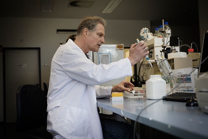 Olfert Landt in zijn laboratorium van zijn Berlijnse biotechbedrijfje. De foto is genomen door het raam op een ladder, want vanwege besmettingsgevaar mogen alleen vaste medewerkers nog naar binnen.