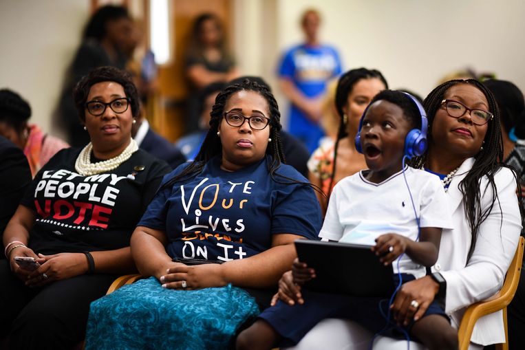 Orlando, Florida: Afro-­Amerikaanse kiezers luisteren naar een speech van de Democratische senator Bill Nelson. Beeld AFP