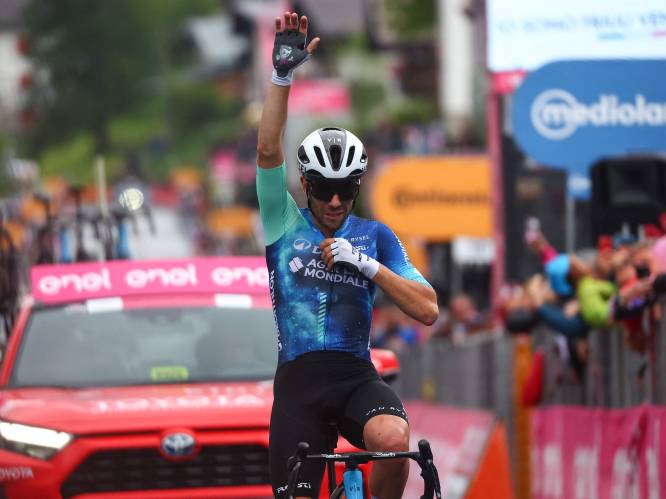 Andrea Vendrame verrast zijn medevluchters en soleert naar ritzege in Giro