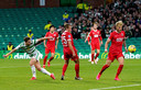 Celtic-speler James Forrest scoort de 2-0 tegen AZ.