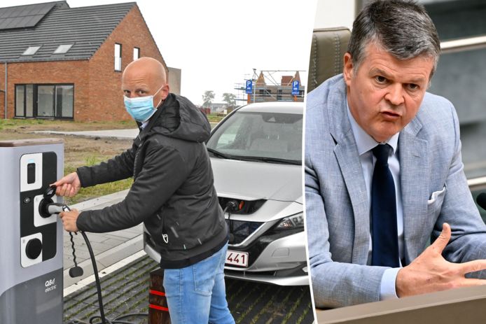 Een laadpaal in Roeselare/Vlaams minister van Binnenlands Bestuur Bart Somers (Open Vld).
