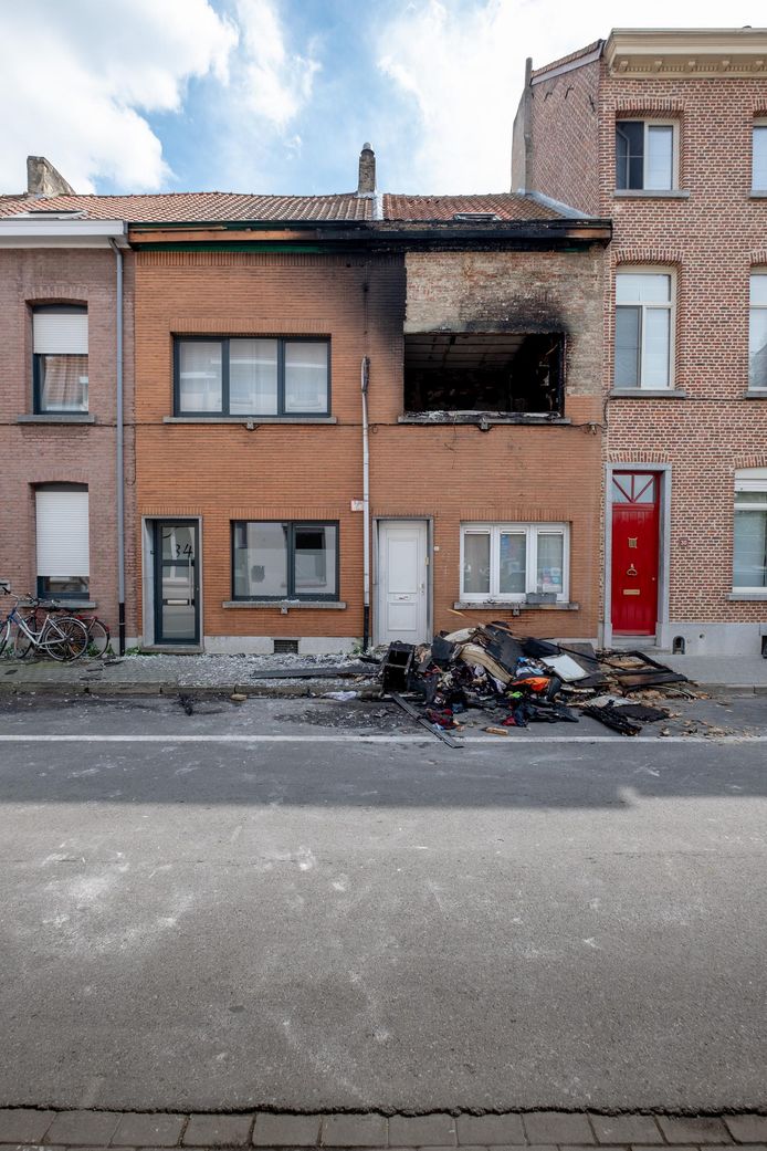 De woning in de Hamerstraat in Mechelen werd in april van dit jaar onbewoonbaar verklaard na de zware brand die veroorzaakt werd door de stelende schoonmaakster.