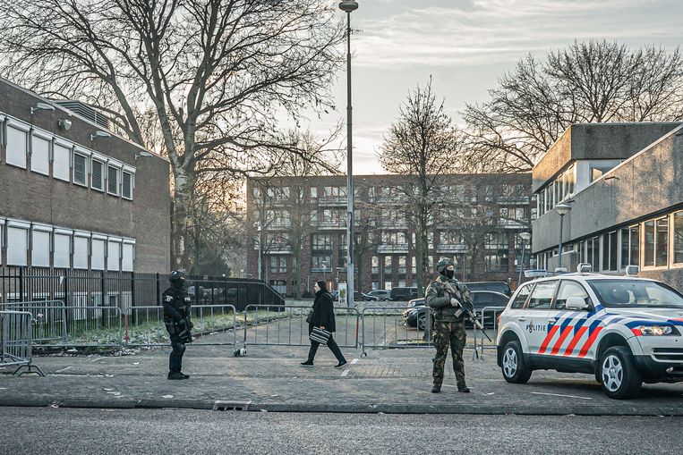 Advocaat Inez Weski dinsdag op weg naar de extra beveiligde rechtbank in de Amsterdamse wijk Osdorp. Beeld Joris van Gennip