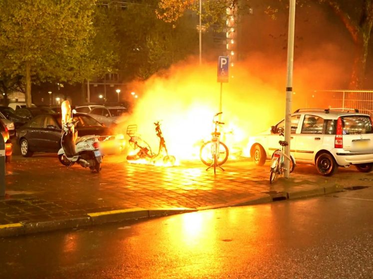 Vlammenzee in Arnhem: auto en brommers branden uit