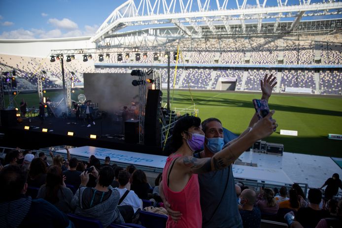 Selfie pour immortaliser ce premier concert donné par Ivri Lider dans un stade de Tel-Aviv
