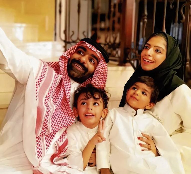 De Saudische activist Salma al-Shehab met haar gezin. Beeld ESOHR