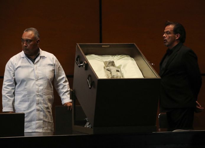 Een kist met een mummie in het Mexicaanse Congres.