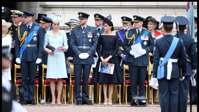 Queen Elizabeth viert jubileum, maar prins Andrew en prins Harry krijgen géén medaille