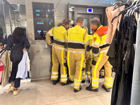 Lift in kledingwinkel Zara defect: brandweer moet gezin met kinderwagen bevrijden