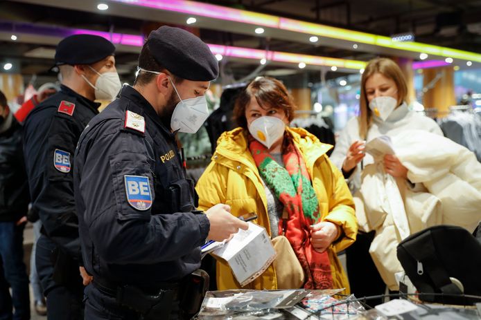 Controle van de pas in een shoppingcentrum in Wenen.