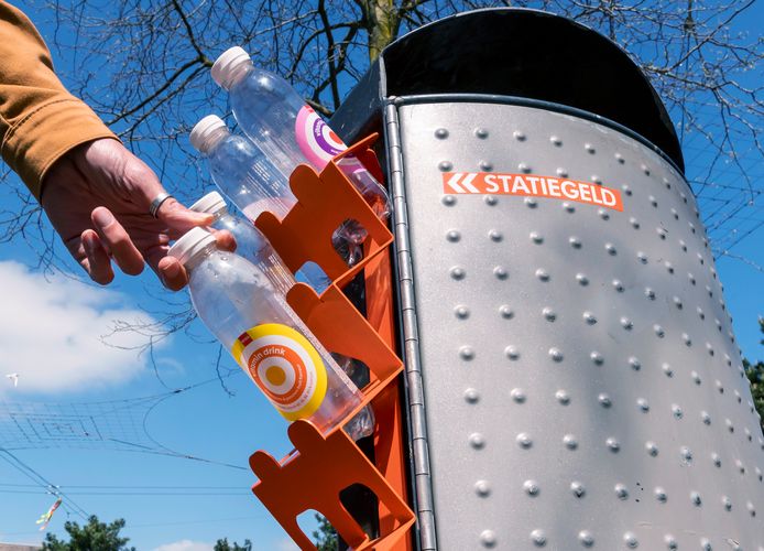 De statiegeldbeugel zou een extra prikkel moeten zijn om beter te scheiden.