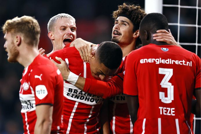 PSV viert feest na de voor Carlos Vinícius verlossende treffer.