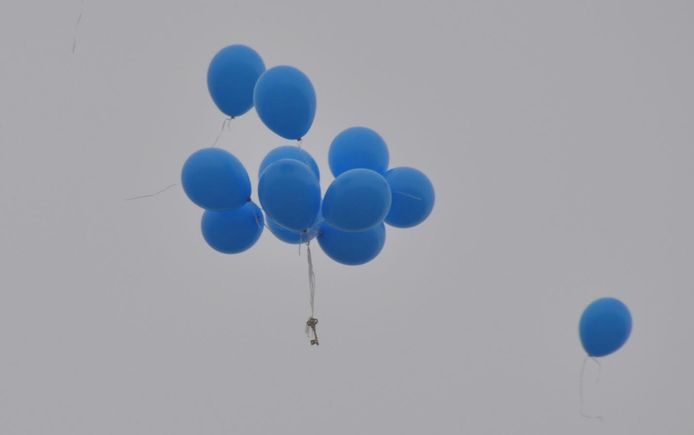 De sleutel van de school aan een tros ballonnen