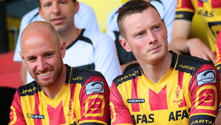 Naast Tim Matthys voor de officiële ploegfoto. Beeld photo_news