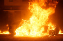 Een auto is in de nacht van maandag op dinsdag in vlammen opgegaan aan de Emmastraat in Sprang-Capelle.