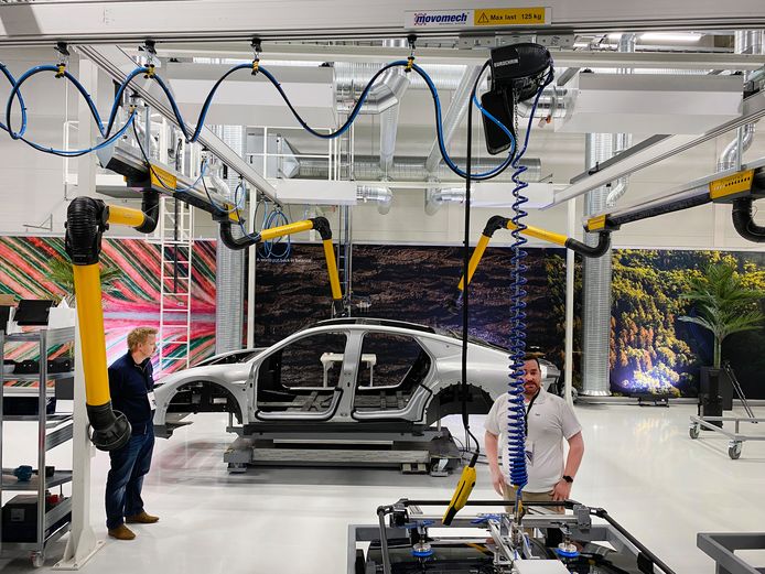 Een Lightyear 0 op de productielijn in Finland. Nadat een handvol auto’s is gebouwd, staakte het Helmondse bedrijf de productie.