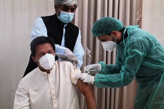 De Pakistaanse president Imran Khan werd donderdag ingeënt tegen het coronavirus. Mogelijk werd hij daarvoor al blootgesteld aan het virus. 