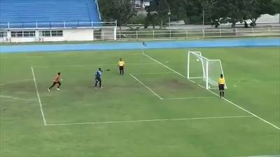 Unieke penalty die viral ging? Die had deze voetballer kennelijk niet gezien