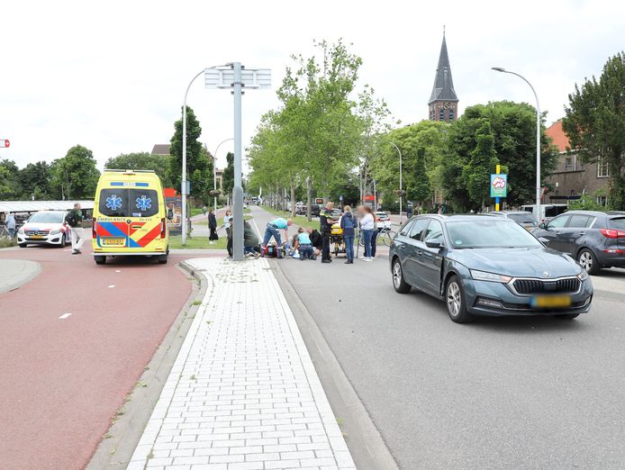 Op de Hesselt van Dinterlaan in Pijnacker heeft woensdagmiddag een aanrijding plaatsgevonden tussen een scooter en een auto.