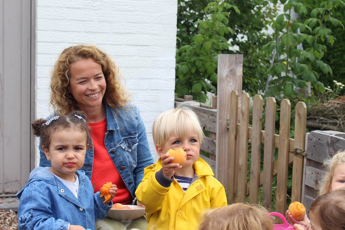 Kinderopvang Clara di Luna heeft eigen moes- en fruittuin waarin kinderen hun groenten en fruit zélf kweken en plukken. I-pads en televisie zijn er niet welkom