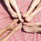 Knip teennagels altijd recht af en gebruik een basecoat: zes tips voor zomervoeten