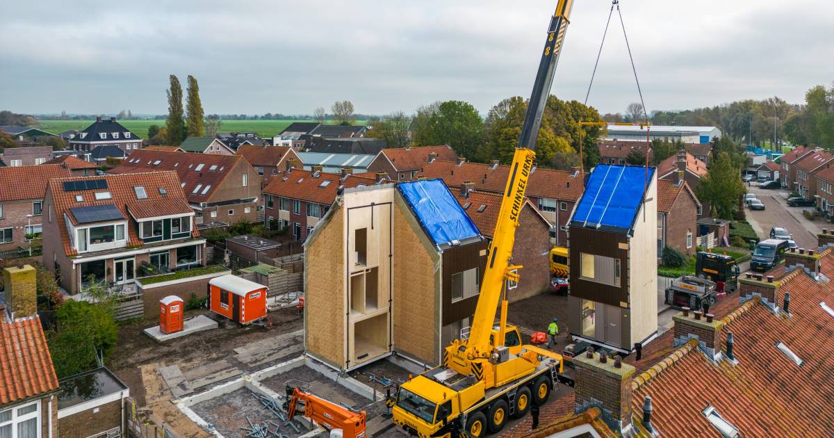 Levensgroot bouwpakket Met grote hijskraan worden kantenklare huizen op hun plek gehesen