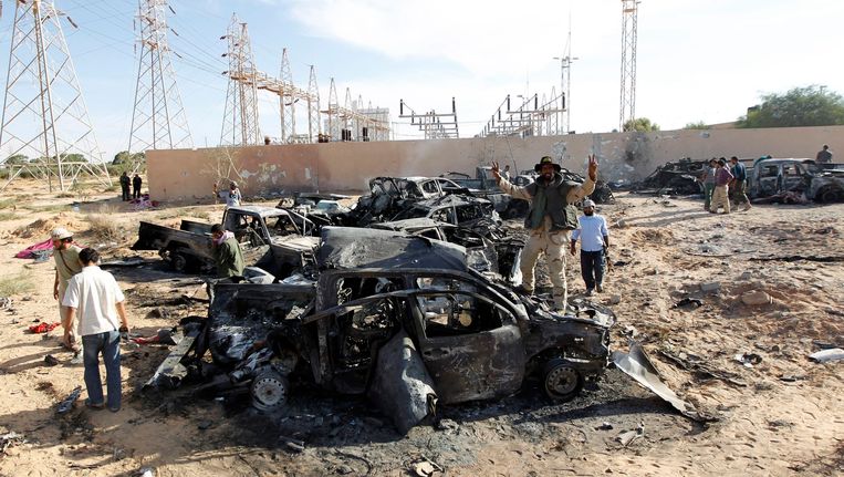 Overblijfselen van het gisteren gebombardeerde konvooi bij Sirte. Beeld REUTERS