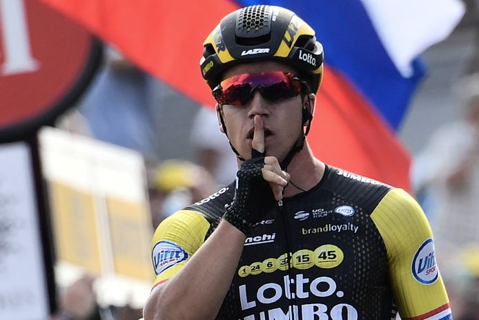 Dylan Groenewegen wint met groot machtsvertoon de massasprint van de 7de etappe (Fougères-Chartres) van de Tour in 2018. Met een vinger voor zijn mond, zijn critici tot stilte manend.