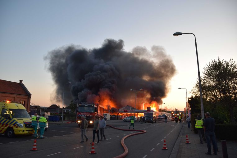 In een autobedrijf in het Nederlandse Hulst (Zeeland) woedde gisterenavond een grote uitslaande brand. Beeld ANP