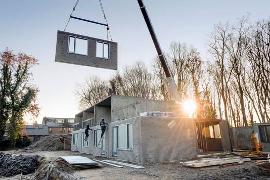 Slokker bouwt in sneltreinvaart woningen in Ermelo. Het bedrijf is nu in opspraak geraakt vanwege ernstige gebreken bij deze huizen.