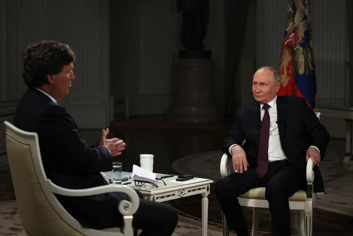 Poetin tijdens het interview met de Amerikaanse presentator Tucker Carlson vorige week.