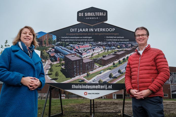 Wethouder Mariska ten Heuw en Gosse Dousma, directeur Van Wijnen Projectontwikkeling Noord, hebben afgelopen week het bouwbord onthuld.