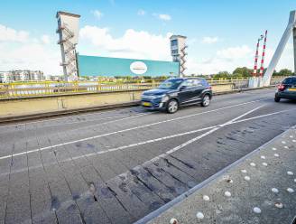 Groeiend probleem op Algerabrug: gaten kunnen niet worden gedicht door vochtig weer