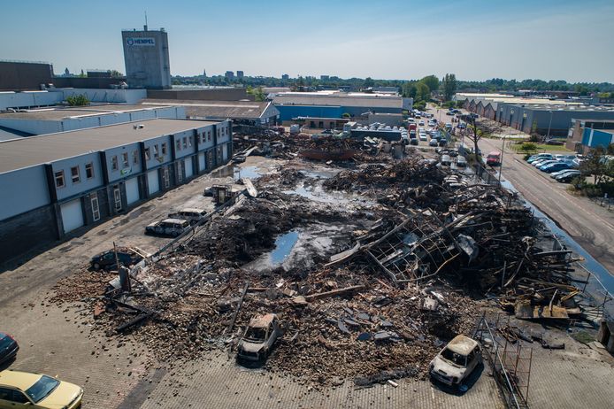 De restanten van het bedrijfsverzamelgebouw aan de Energiestraat in Kampen. Bovenin is het karkas van de schoener zichtbaar.