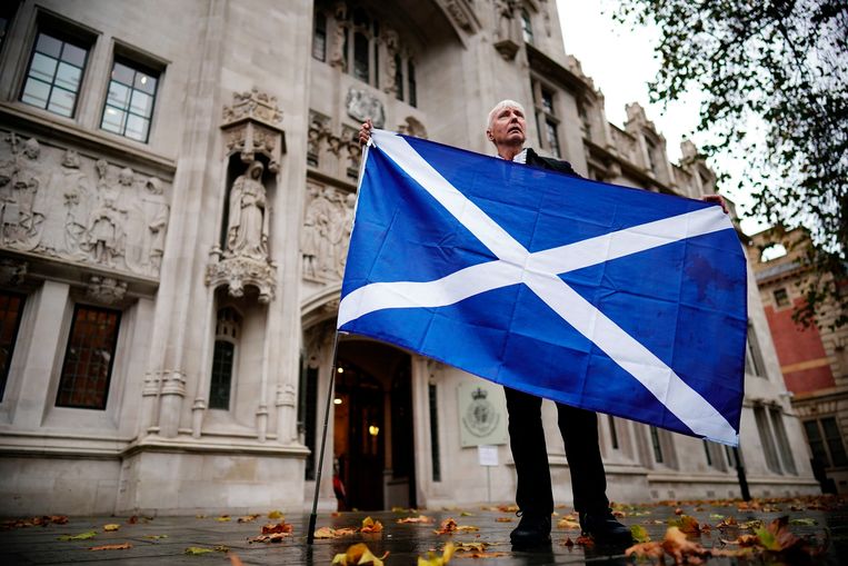Een voorstander van Schotse onafhankelijkheid voor het gebouw van het Britse hooggerechtshof in Londen. Beeld AP