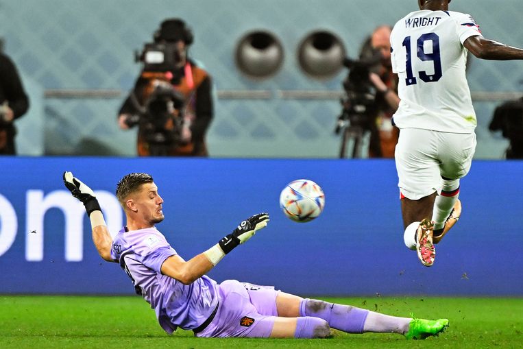 Goalkeeper Andries Noppert pushes the ball away from American Wright who rushes.  Image Guus Dubbelman / from Volkskrant