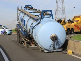 Vrachtwagen verliest tank met 26.000 liter chloor in Waaslandhaven
