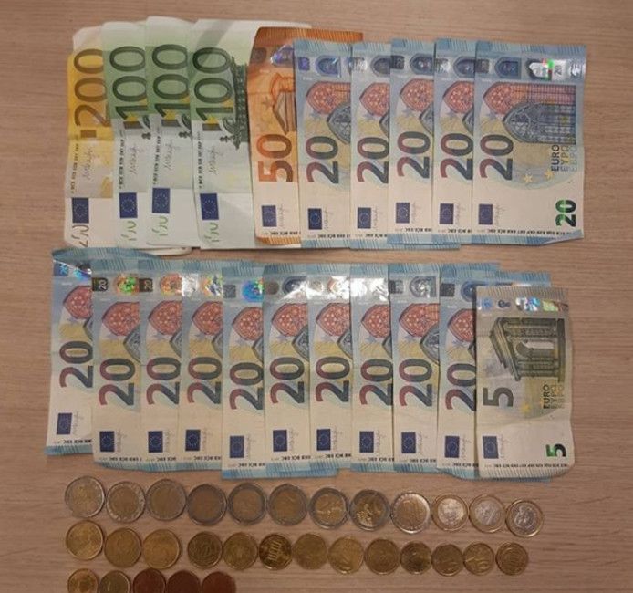 Het in beslag genomen geld.