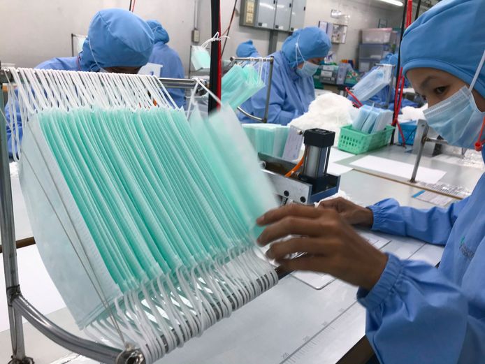 Producenten van mondkapjes, zoals deze fabriek van de Thai Hospital Product Company in Bangkok, draaien overuren.