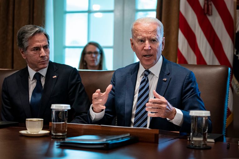 Amerikaans president Joe Biden met links naast hem buitenlandminister Antony Blinken. Beeld Photo News
