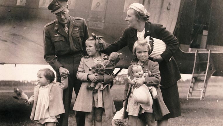 Prins Bernhard haalt prinses Juliana en kinderen af op vliegveld Teuge. Beeld ANP