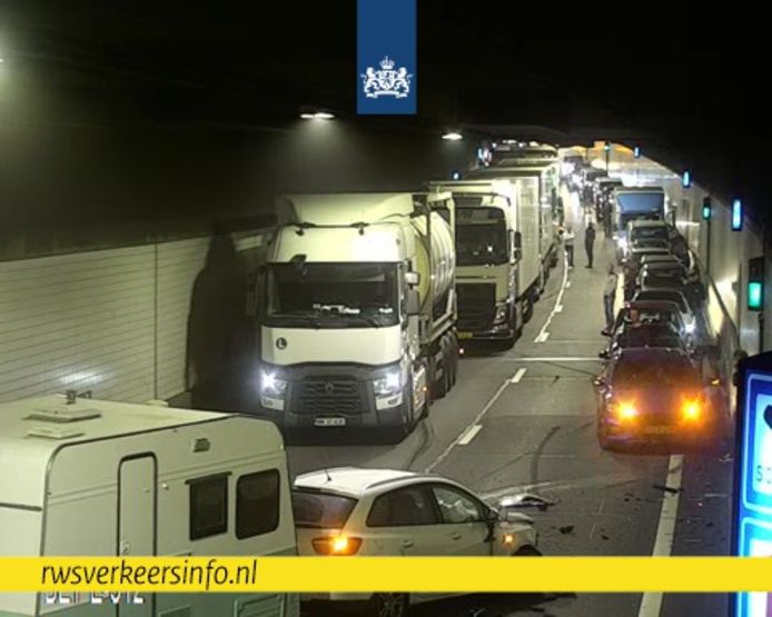 Een auto met caravan is geschaard in de Beneluxtunnel.