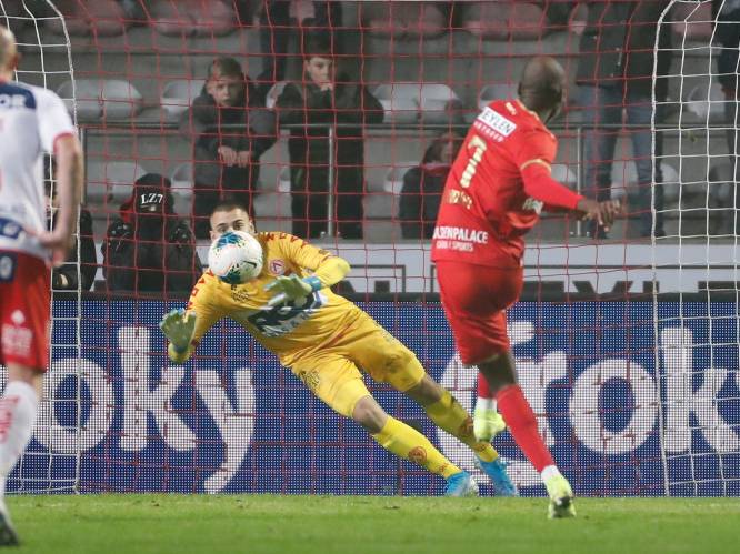 ‘t Is weer prijs met Didier Lamkel Zé nadat hij tot woede van Bölöni penalty opeist, mist en meteen na zijn vervanging het stadion verlaat: “Sorry”