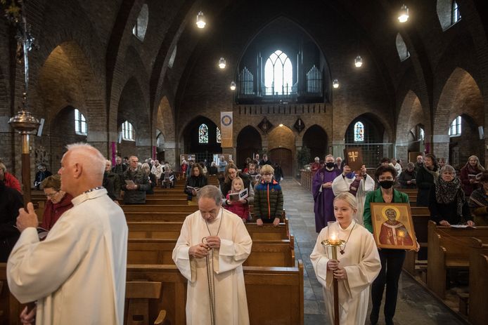 Het icoon van Suitbertus wordt binnengedragen. Tiel is sinds zondagmorgen het nieuwe eucharistisch centrum van de Suitbertusparochie.