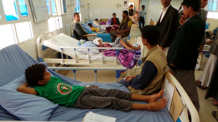 Kinderen die de aanslag hebben overleefd komen bij en sterken aan in het ziekenhuis in Sa'dah, Jemen.